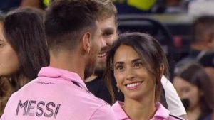 Antonela Roccuzzo e Lionel Messi alla fine della partita con l'Inter Miami