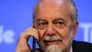 Aurelio De Laurentiis al telefono durante una conferenza stampa - foto ANSA - Sportincampo.it