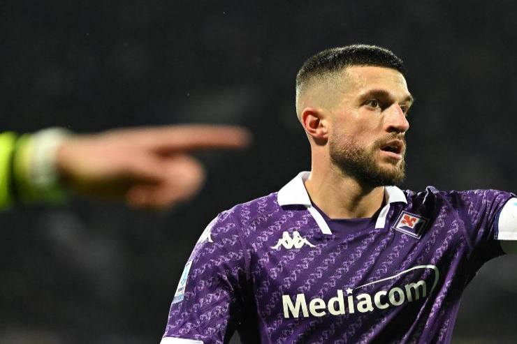 Biraghi in campo con la sua Fiorentina e con la fascia da capitano - foto ANSA - Sportincampo.it