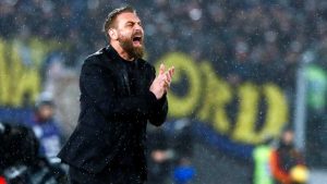 Daniele De Rossi incita i suoi giocatori sotto la pioggia - foto ANSA - Sportincampo.it