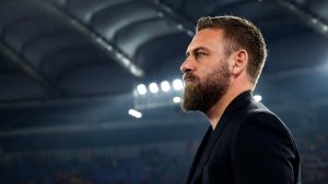 Daniele De Rossi osserva la partita dei suoi calciatori - foto ANSA - Sportincampo.it