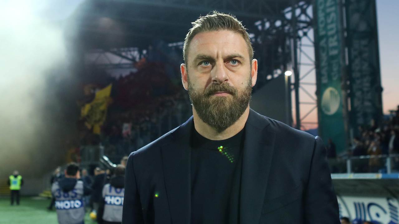 Daniele De Rossi pensieroso prima della partita contro il Frosinone - foto ANSA - Sportincampo.it