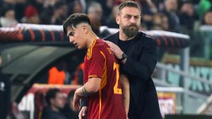 De Rossi abbraccia Dybala mentre esce dal campo - foto ANSA - Sportincampo.it