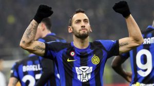 Hakan Çalhanoğlu esulta dopo il gol segnato con la maglia dell'Inter - foto ANSA - Sportincampo.it