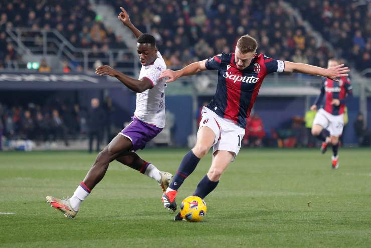 Lewis Ferguson ostacolato in campo da Kayode della Fiorentina - foto ANSA - Sportincampo.it