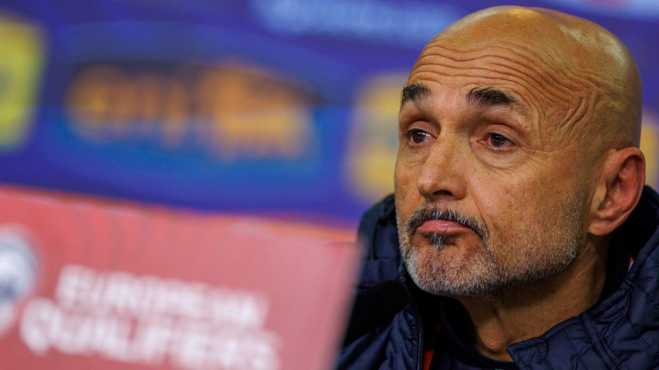 Luciano Spalletti con lo sguardo titubante durante una conferenza - foto ANSA - Sportincampo.it