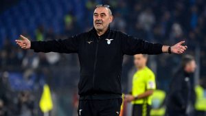 Maurizio Sarri si sbraccia assistendo ad una partita della sua Lazio - foto ANSA - Sportincampo.it