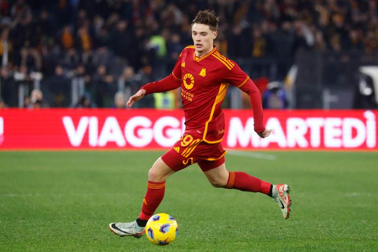 Nicola Zalewski in campo con la maglia della Roma - foto ANSA - Sportincampo.it