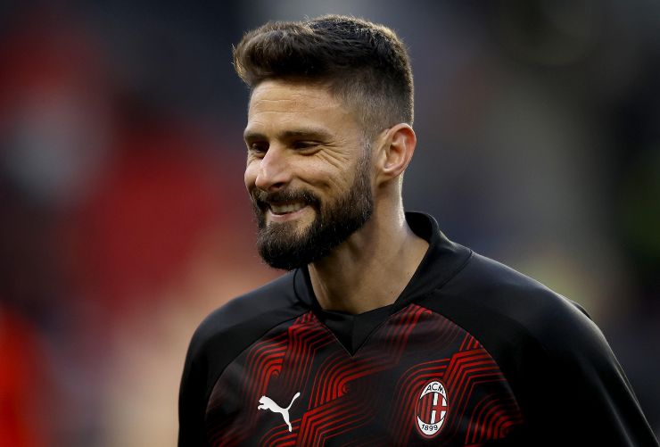 Olivier Giroud se la ride in campo con la maglia del Milan - foto ANSA - Sportincampo.it