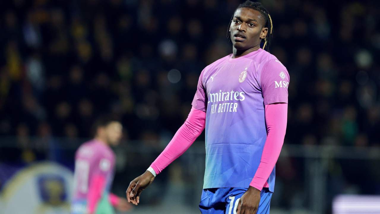 Rafael Leao con lo sguardo deluso in campo col Milan - foto ANSA - Sportincampo.it