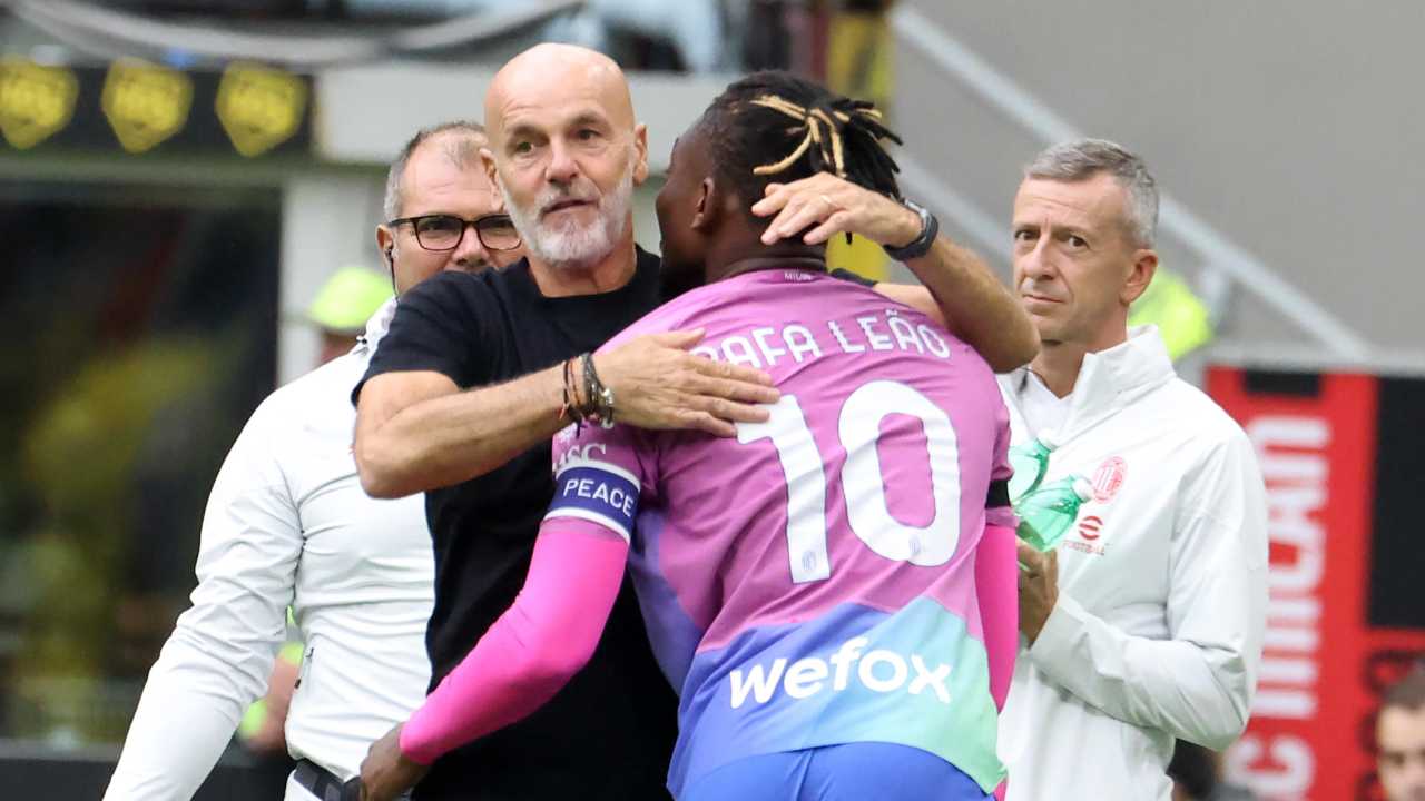 Stefano Pioli abbraccia Rafael Leao quando esce dal campo - foto ANSA - Sportincampo.it