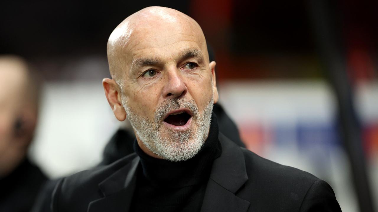 Stefano Pioli stupito mentre assiste ad una partita del Milan - foto ANSA - Sportincampo.it