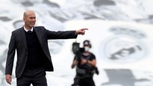 Zinedine Zidane dà indicazioni ai suoi giocatori in campo - foto ANSA - Sportincampo.it